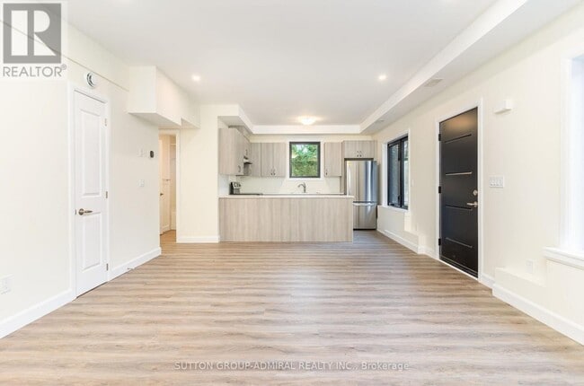 Building Photo - 274 King St E