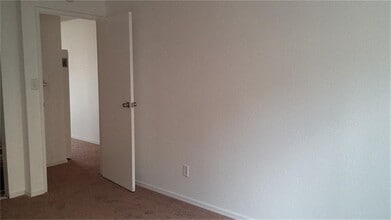 Building Photo - 815 E Russell Ave