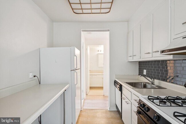 Foto del edificio - 604 S Washington Square