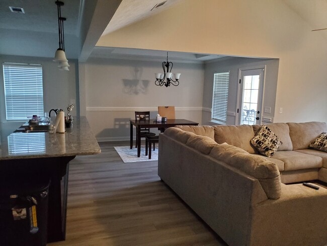 Foto del edificio - 529 Jensen Ln