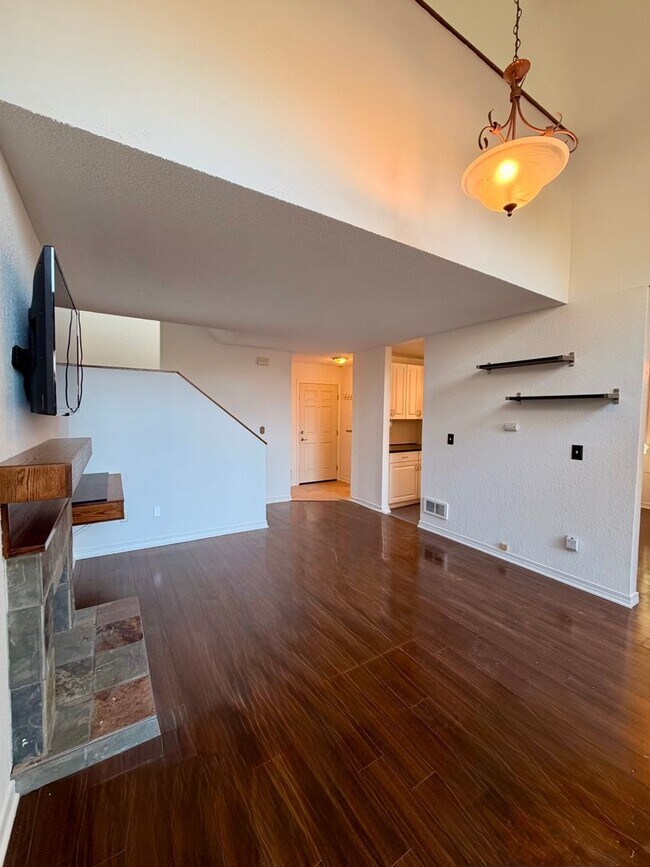 Building Photo - Longfellow Run Townhomes - West Seattle