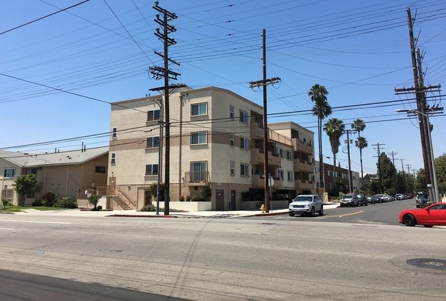 Building Photo - 11835 Vanowen St
