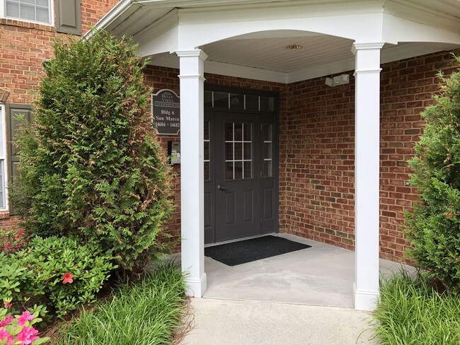 Building Photo - 2 Bedroom 2 Bath Condo Available Now in Ba...