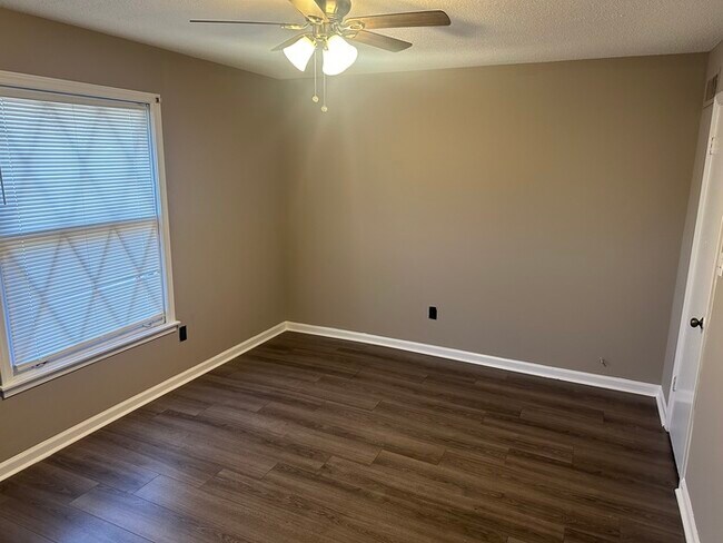 Building Photo - 587 Pin Oak Point