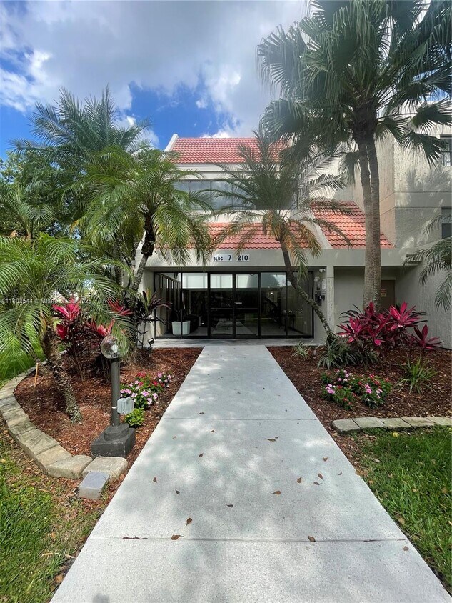 Primary Photo - 210 Lakeview Dr