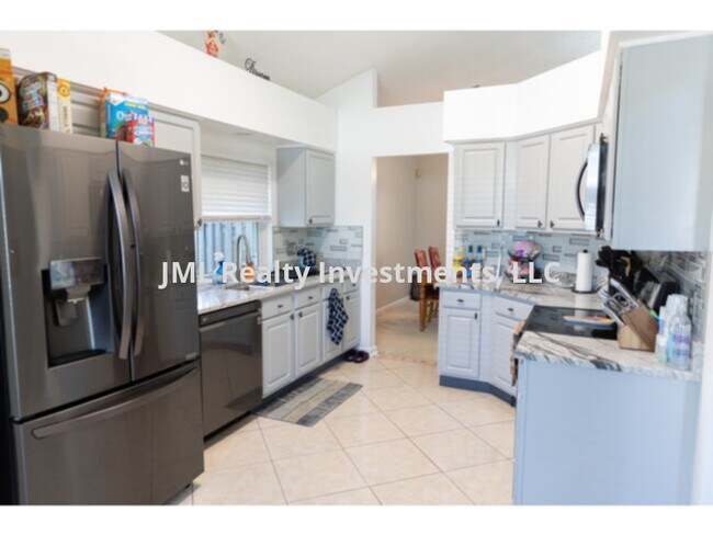 Foto del edificio - 3 Bedroom 2 story home in the heart of Lak...