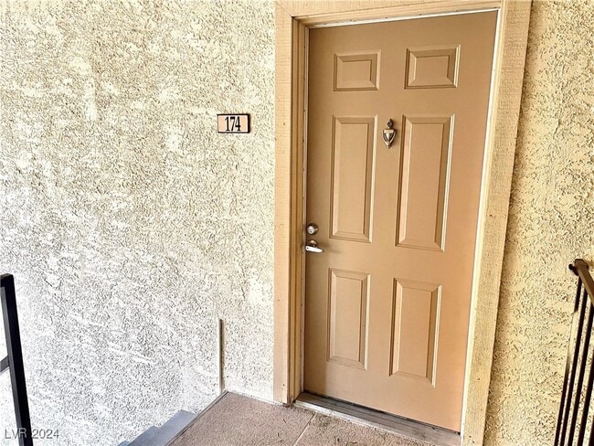 Foto del edificio - 5181 River Glen Dr