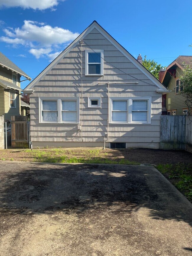 Foto del edificio - Charming Mt. Tabor Home with Loft & Baseme...