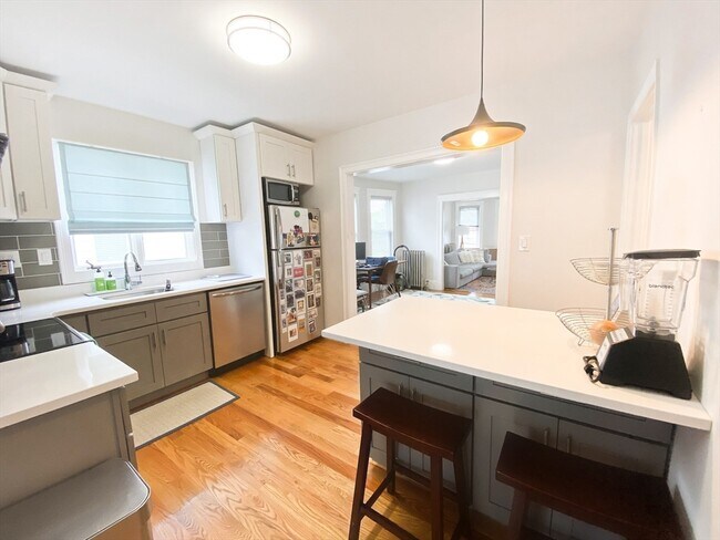 Building Photo - 65 Thorndike St