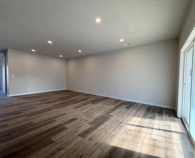 Foto del edificio - Beautiful Brand New 4-Bedroom, 2.5-Bathroom Duplex Style Townhome!