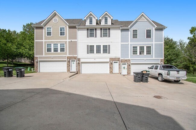 Building Photo - Clean Northwest 2 bed 2 Bath 2 Car Garage ...