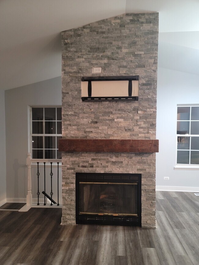 Building Photo - 688 Fieldcrest Dr