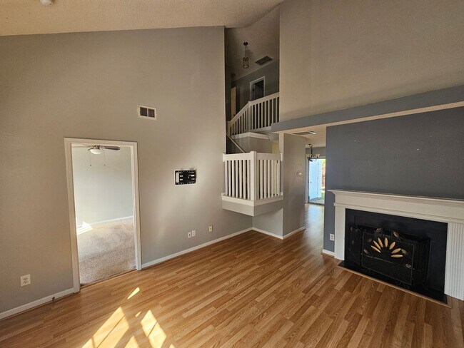 Building Photo - Spacous End-unit townhome in University