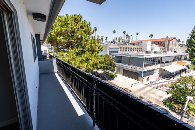 Interior Photo - 1635 North Martel Avenue