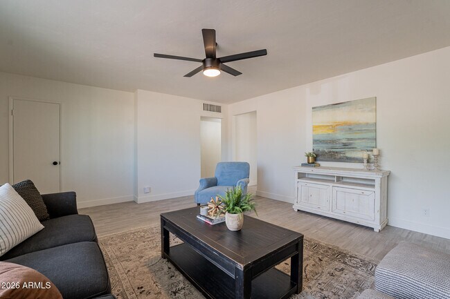 Foto del edificio - 1800 S Shafer Dr