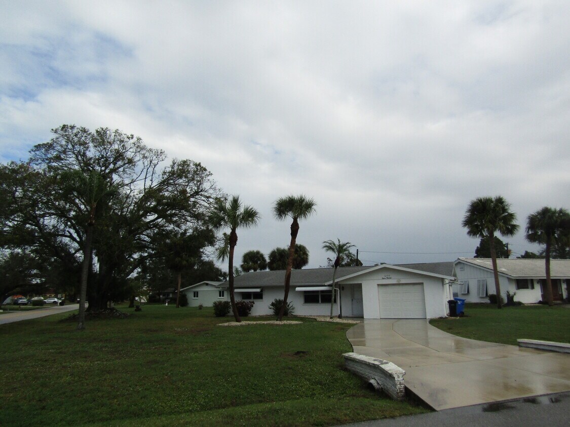 Primary Photo - 1200 Laurel Ave