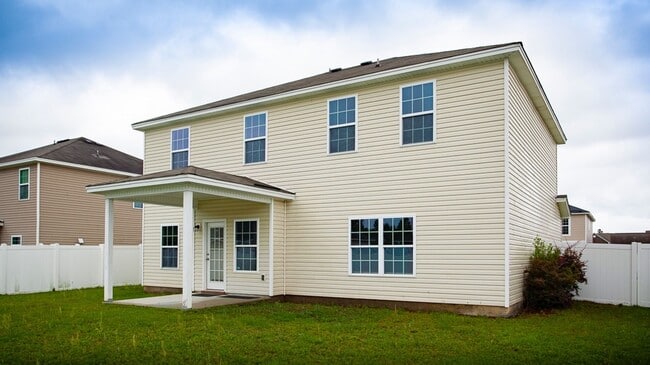 Building Photo - 5 Bedroom, 2.5 Bathroom - White Oak Subdiv...