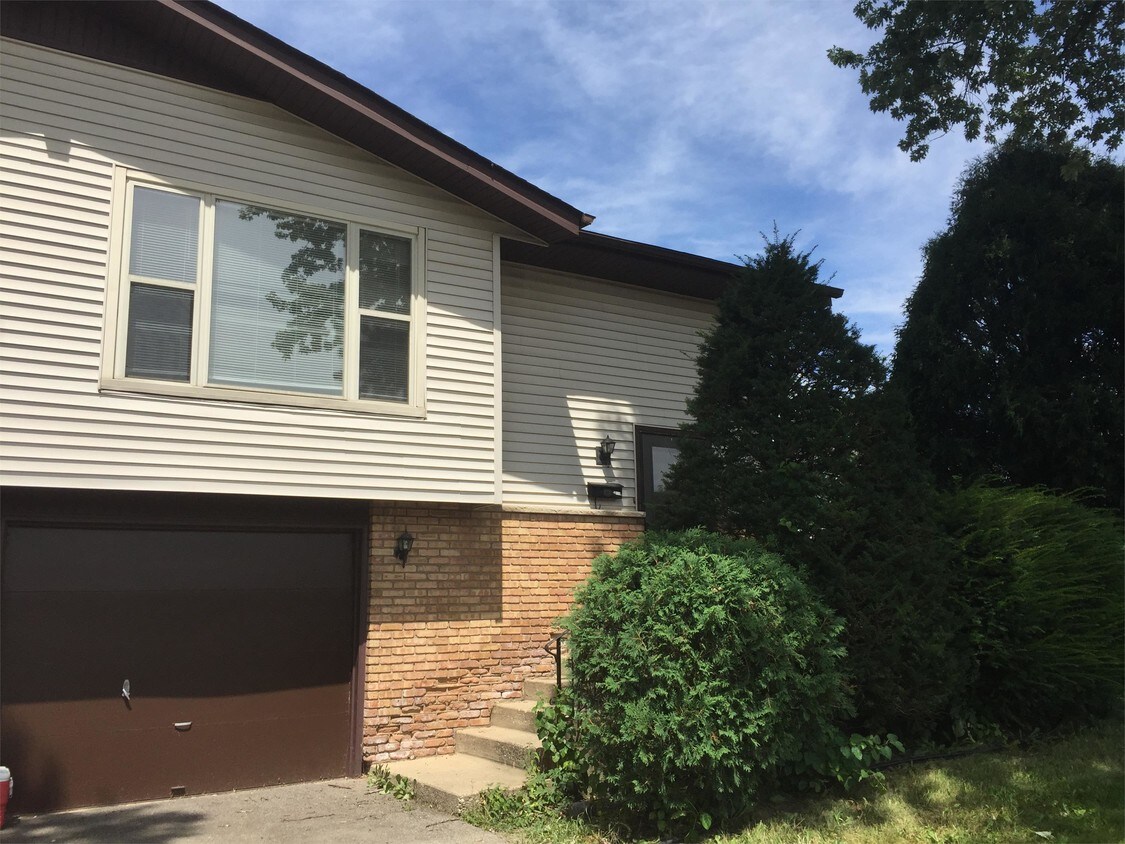 Primary Photo - 1620 Maple Ln