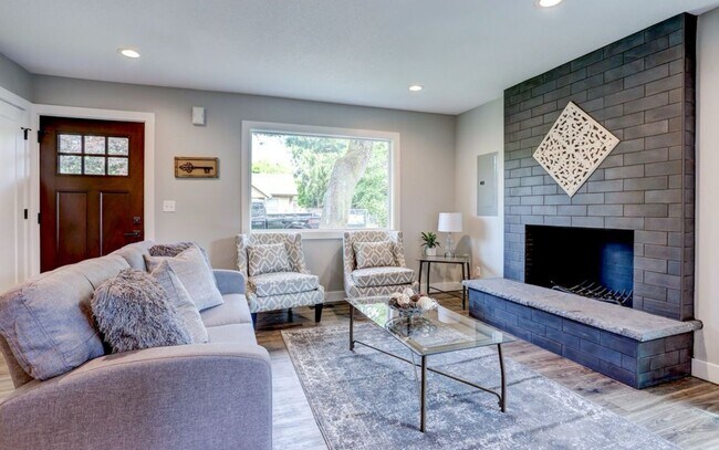 Building Photo - Charming 3-Bedroom Home with Spacious Yard...