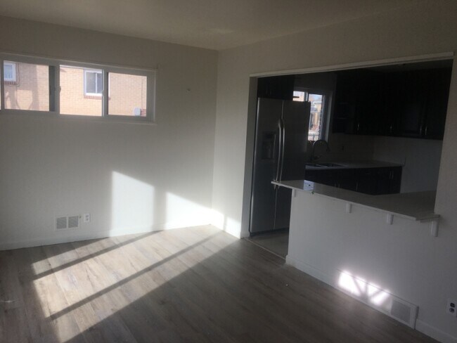 Foto del edificio - 481 W 70th Pl