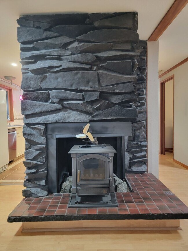 Foto del edificio - Spacious 3-Bedroom Home with Fenced Yard &...
