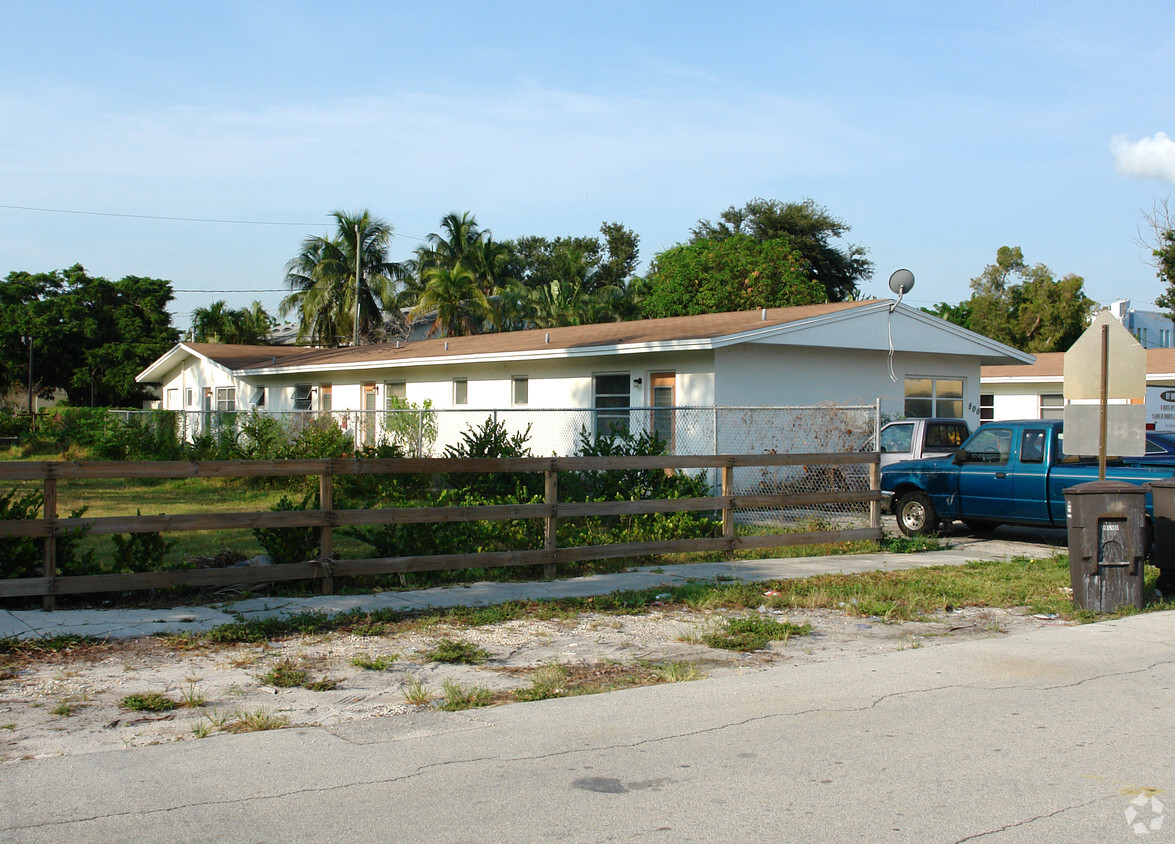 Primary Photo - 720-800 SE 16th St