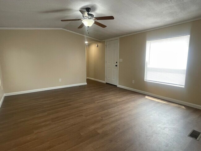 Foto del edificio - 5307 Shoffner Blvd
