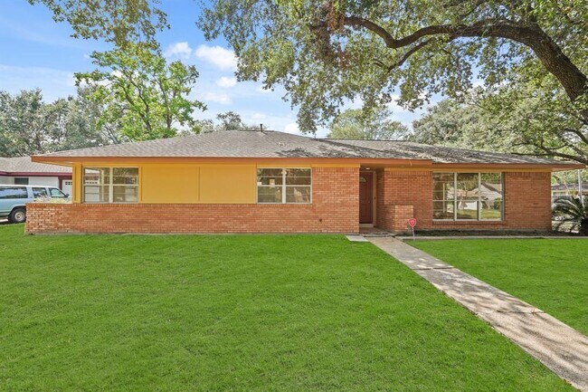 Foto del edificio - 8602 Robindell Dr