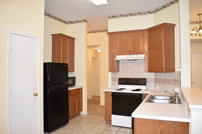 Foto del edificio - AVAILABLE NOW - Charming 3 Bed Home in Denton | Open Layout, Fireplace, Large Backyard