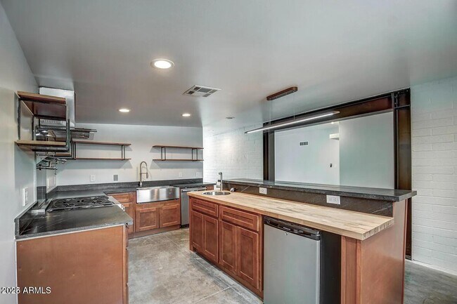 Building Photo - 1612 E Gaylon Dr