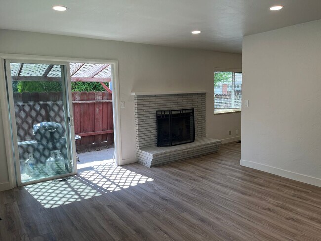 Foto del edificio - 2 Bedroom / 1 Bathroom Duplex in Old South...