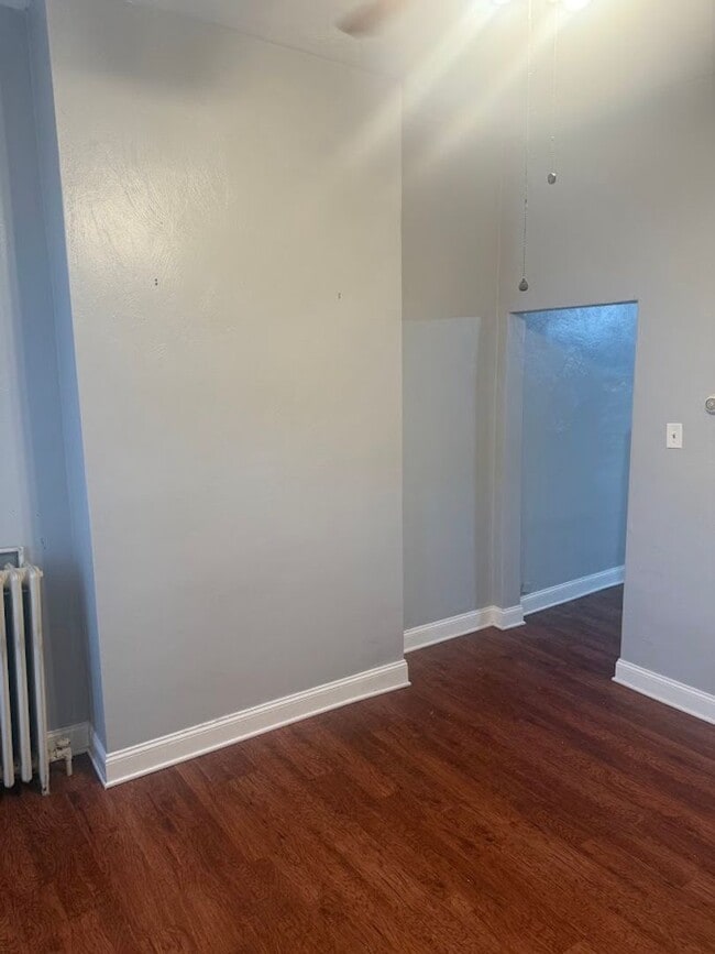 Building Photo - Recently Updated 2 Bedroom Unit In The Southside.  Available Immediately.