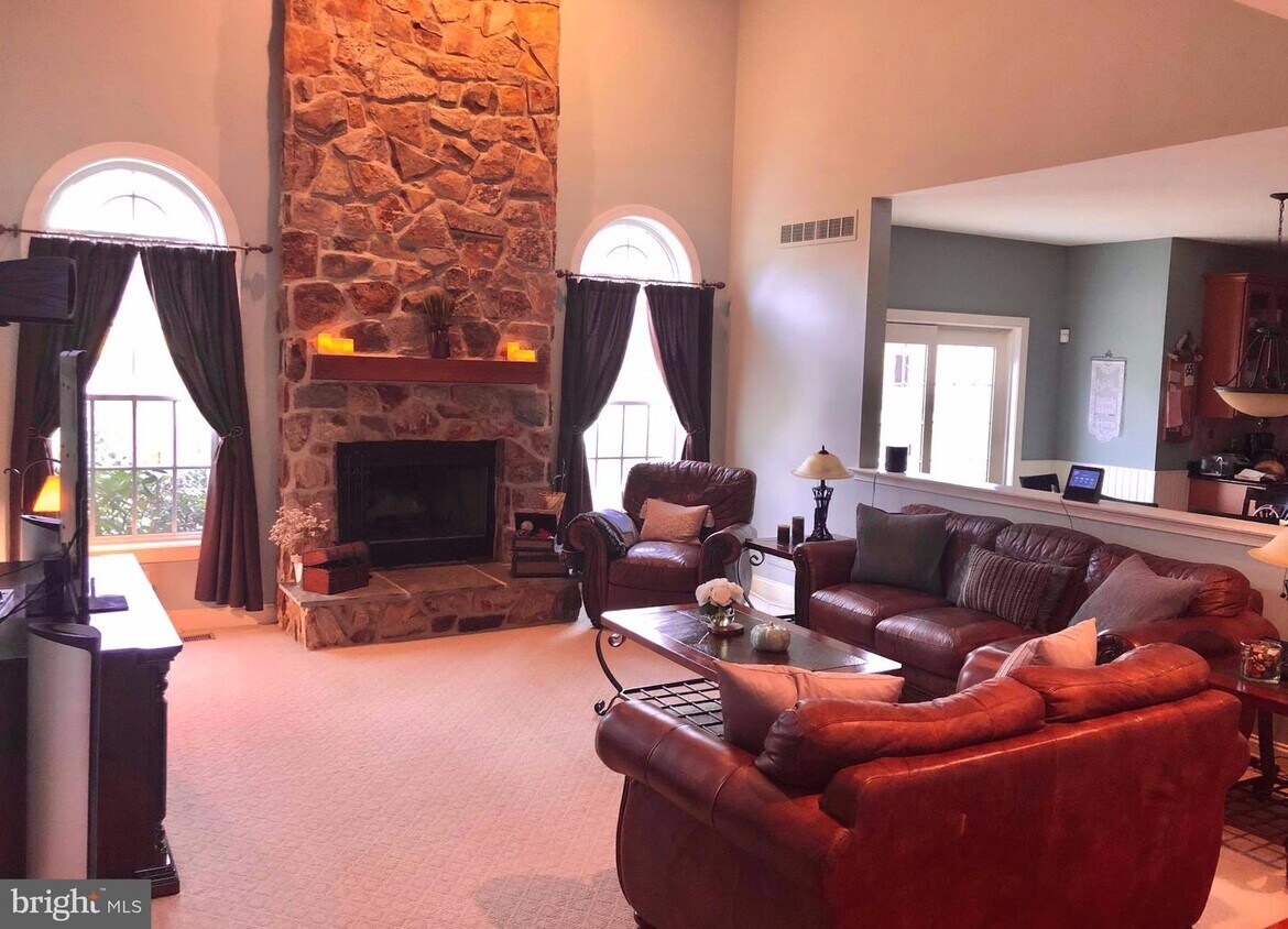 Primary Photo - 11 Waterview Dr