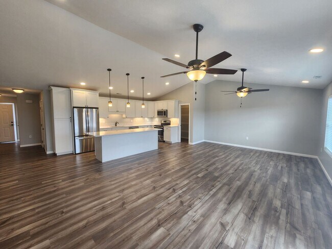 Foto del edificio - East Side Terre Haute - 5 Bedroom, 3 Baths, 2 Car Garage Home!