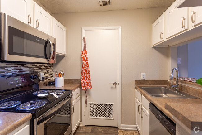 1BR, 1BA - 625sf 11A- Kitchen - Lynn Lake