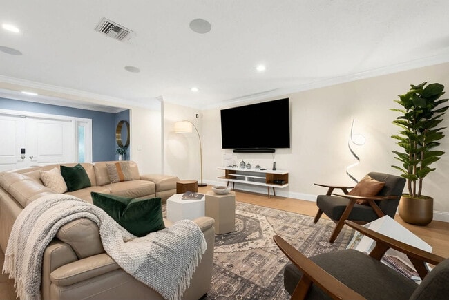 Building Photo - 5841 Bayview Dr