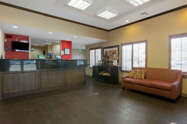 Building Photo - Furnished Studio-Phoenix - Airport - E. Oa...