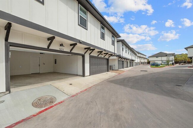 Building Photo - 200 W 56th St