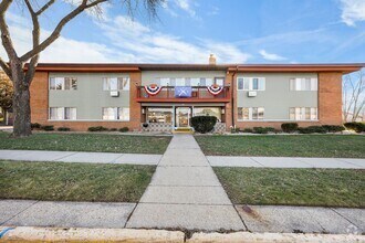 Building Photo - 1143 W Carriage Dr
