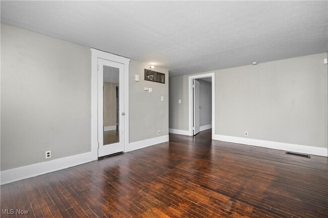 Building Photo - 1063 W 21st St