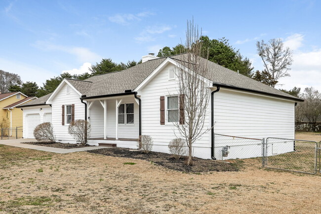 Building Photo - 60 River Oaks Dr SW