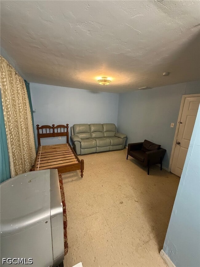 Building Photo - 653 Howells Cir Dr