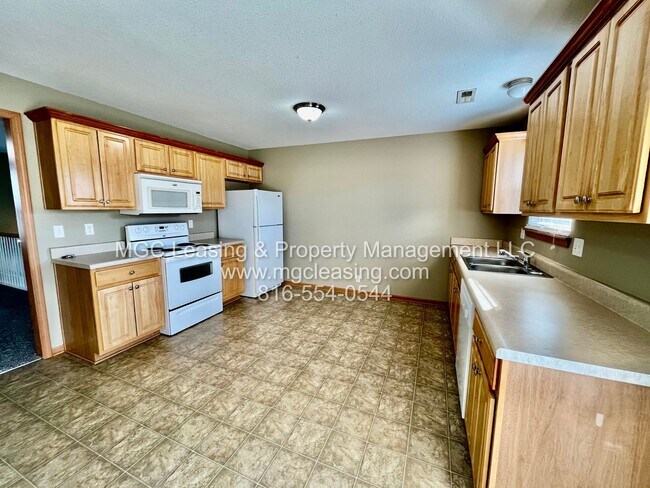 Building Photo - 209-211 Birdie Dr