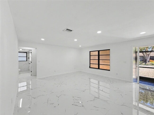 Foto del edificio - 2101 Hibiscus Rd