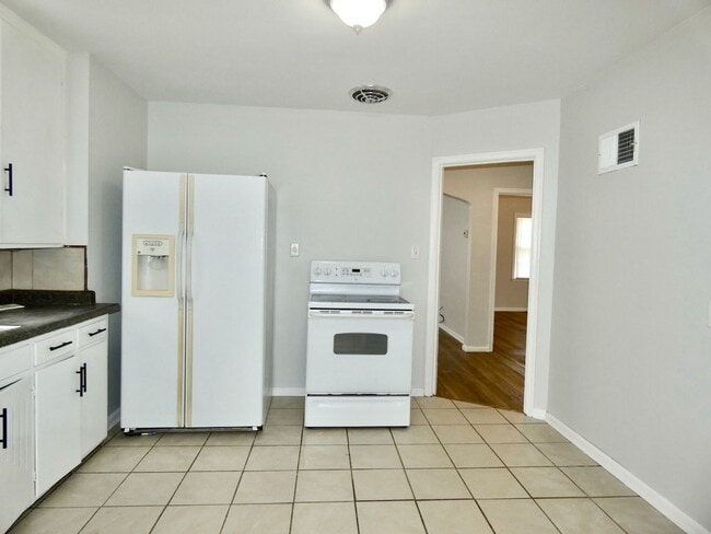 Building Photo - 2211 W Sylvania Ave