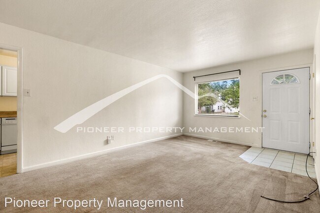 Building Photo - 3 br, 1 bath House - 3273 S. Forest St