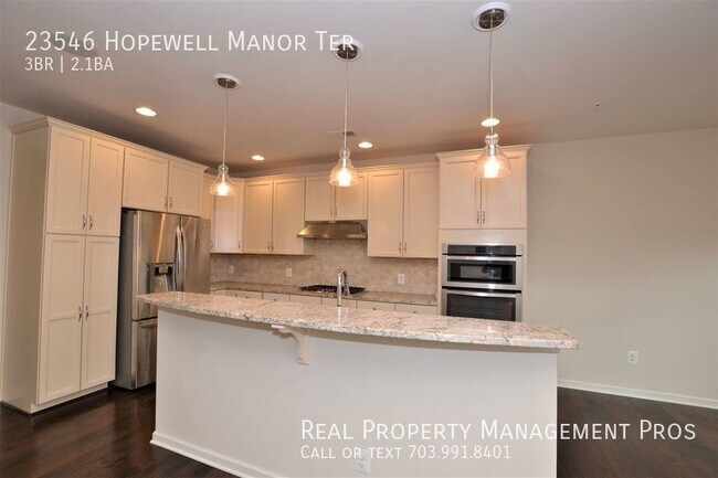 Building Photo - Beautifully Updated 3 Bedroom 2.5 Bath Con...