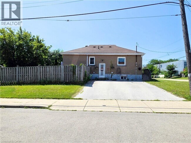 Photo du bâtiment - 353 E 21st St
