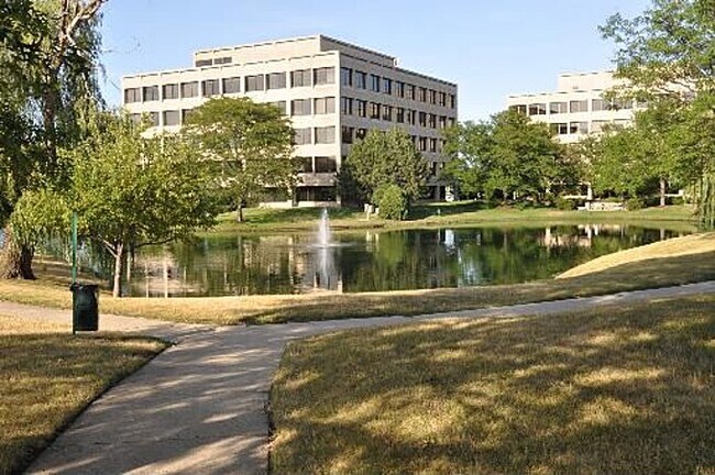 Building Photo - 1806 Hemlock Pl