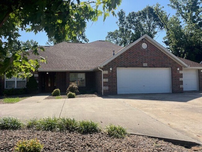Building Photo - Bentonville 4 bedroom 3 car garage home ne...